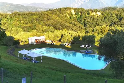 Vista generica sulle montagne o vista sulle montagne dall'interno dell'appartamento