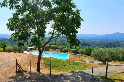 Vista generica sulle montagne o vista sulle montagne dall'interno dell'appartamento