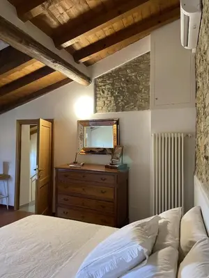 Letto o letti in una camera di Alloggio con camino nel borgo del castello