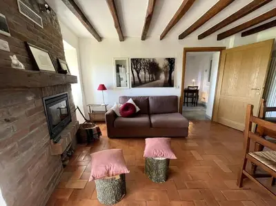 Area soggiorno di Alloggio con camino nel borgo del castello