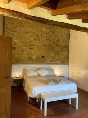 Letto o letti in una camera di Alloggio con camino nel borgo del castello