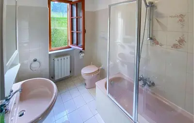 Bagno di 2 Bedroom Lovely Apartment In Cembrano