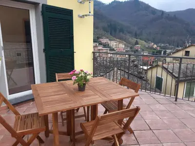 Vista generica sulle montagne o vista sulle montagne dall'interno della casa vacanze