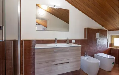 Bagno di Gorgeous Home In Fivizzano With Wifi