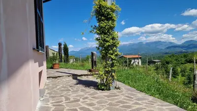 Vista generica sulle montagne o vista sulle montagne dall'interno dell'appartamento