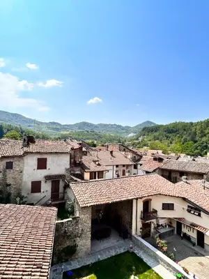 Vista generica sulle montagne o vista sulle montagne dall'interno del bed & breakfast