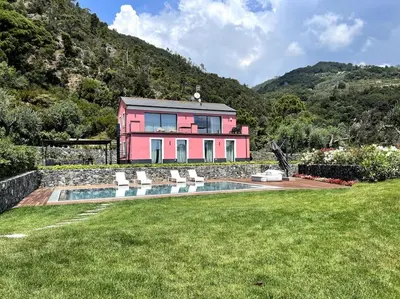 Vista generica sulle montagne o vista sulle montagne dall'interno della villa