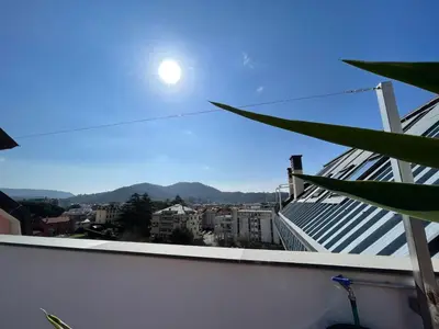 Vista generica sulle montagne o vista sulle montagne dall'interno dell'appartamento