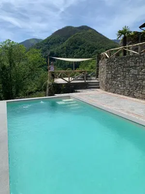 Vista generica sulle montagne o vista sulle montagne dall'interno della casa vacanze