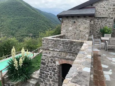 Vista generica sulle montagne o vista sulle montagne dall'interno della casa vacanze