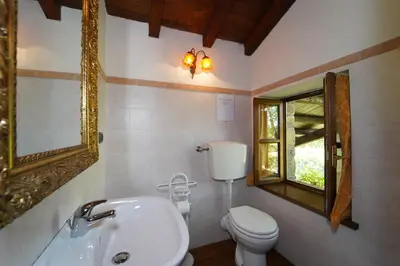 Bagno di Villa Le Due Lune 6 Pax by VILLASRETREATS