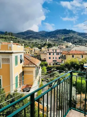 Vista generica sulle montagne o vista sulle montagne dall'interno dell'appartamento