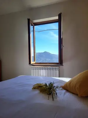 Vista generica sulle montagne o vista sulle montagne dall'interno dell'affittacamere