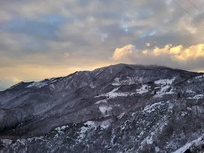 Vista generica sulle montagne o vista sulle montagne dall'interno dell'affittacamere