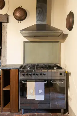Cucina o angolo cottura di GuestHost - Sillicagnana Castle Villa with Swimming Pool!