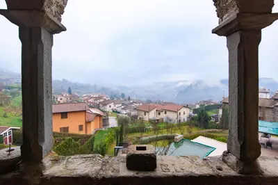Vista generica sulle montagne o vista sulle montagne dall'interno dell'appartamento